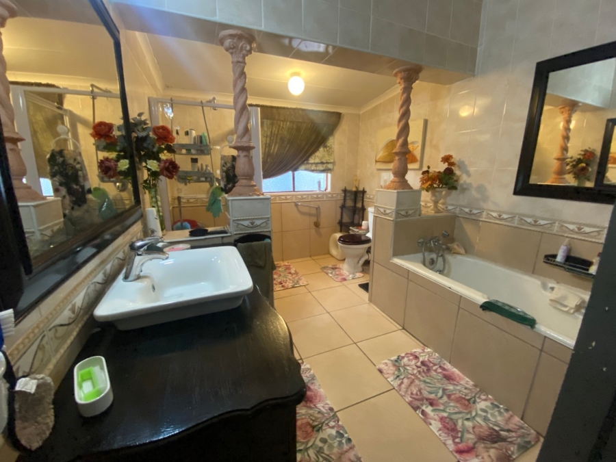 6 Bedroom Property for Sale in Berea Eastern Cape